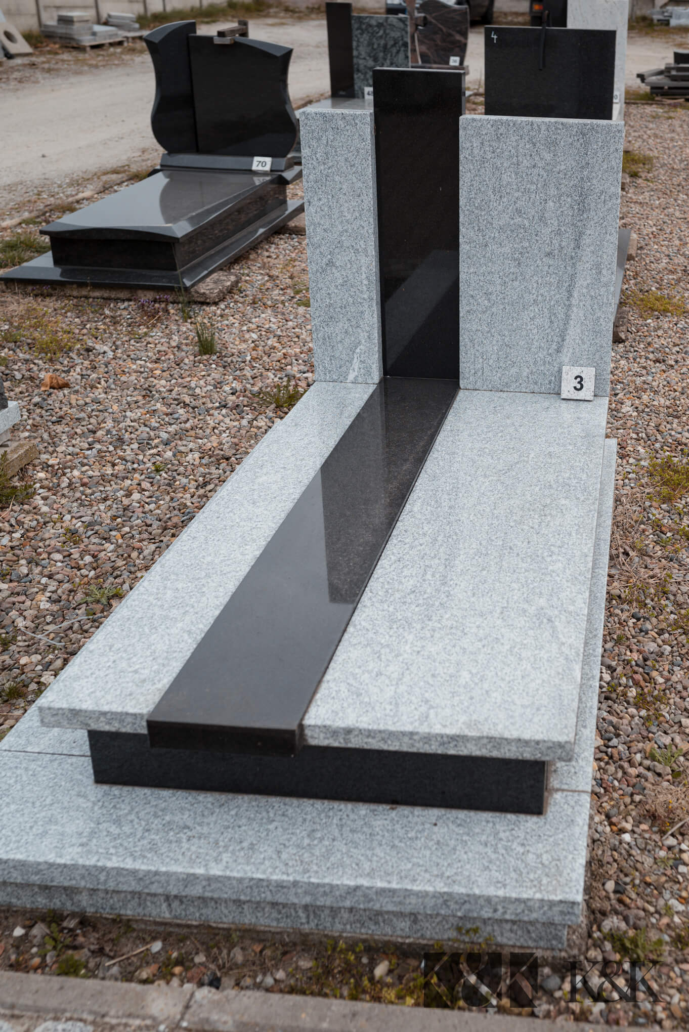 Nagrobek granitowy pojedynczy — czarny granit polerowany